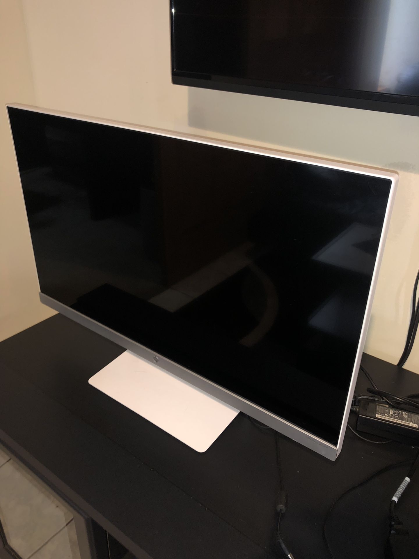 Two 27 inch computer monitors. (Acer & hp)