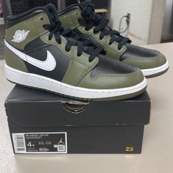 Air Jordan 1 MID 