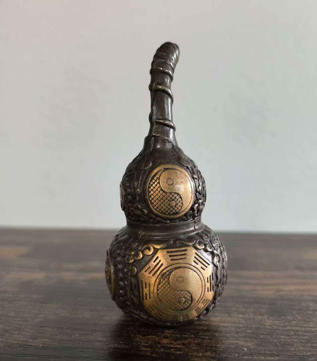 Antique-style gourd ornament for home decoration.