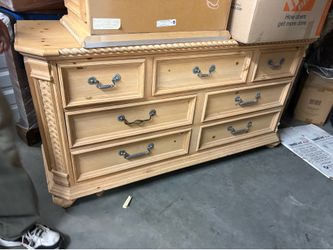 😳😳⭐️👀WOW dresser and nightstand set!