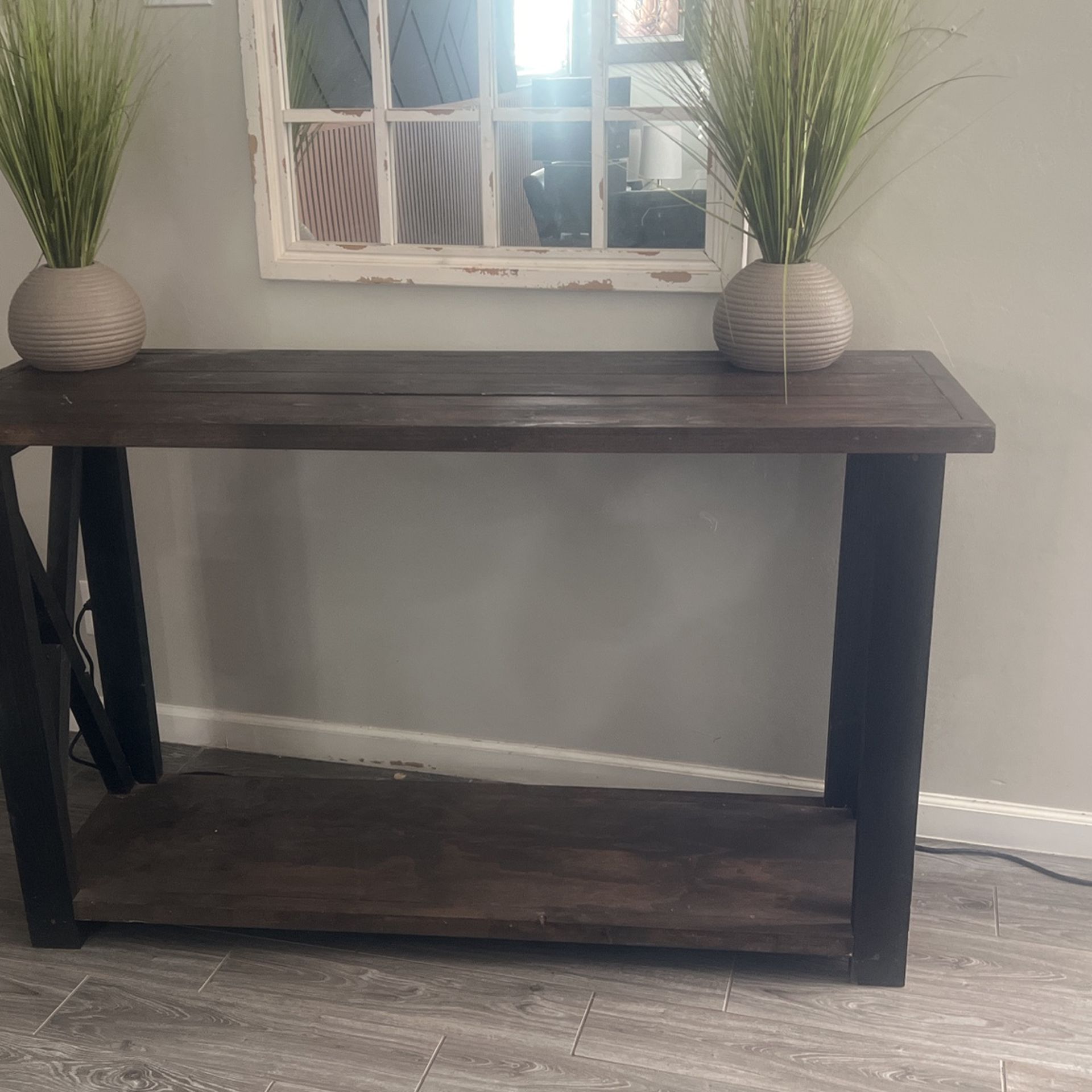 Wood Counsel With 2 Plant Decor