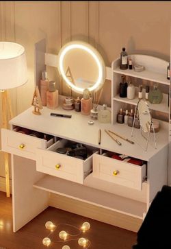 Vanity desk w/ lighted mirror