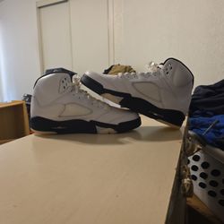 Jordan 5 's reverse metalic White .