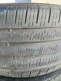 275/40R19 Pirelli Runflat Tire (1)