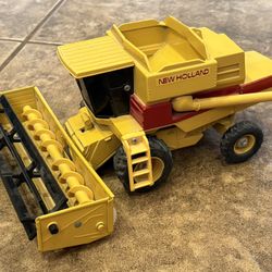 ERTL New Holland 1:32 scale Combine Tractor