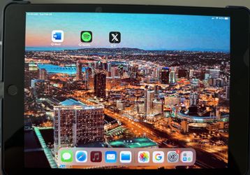 Great used 7th gen iPad 10.2” comes with a blue case and separate keyboard   Case $199 firm WiFi and cellular / GPS UNlocked