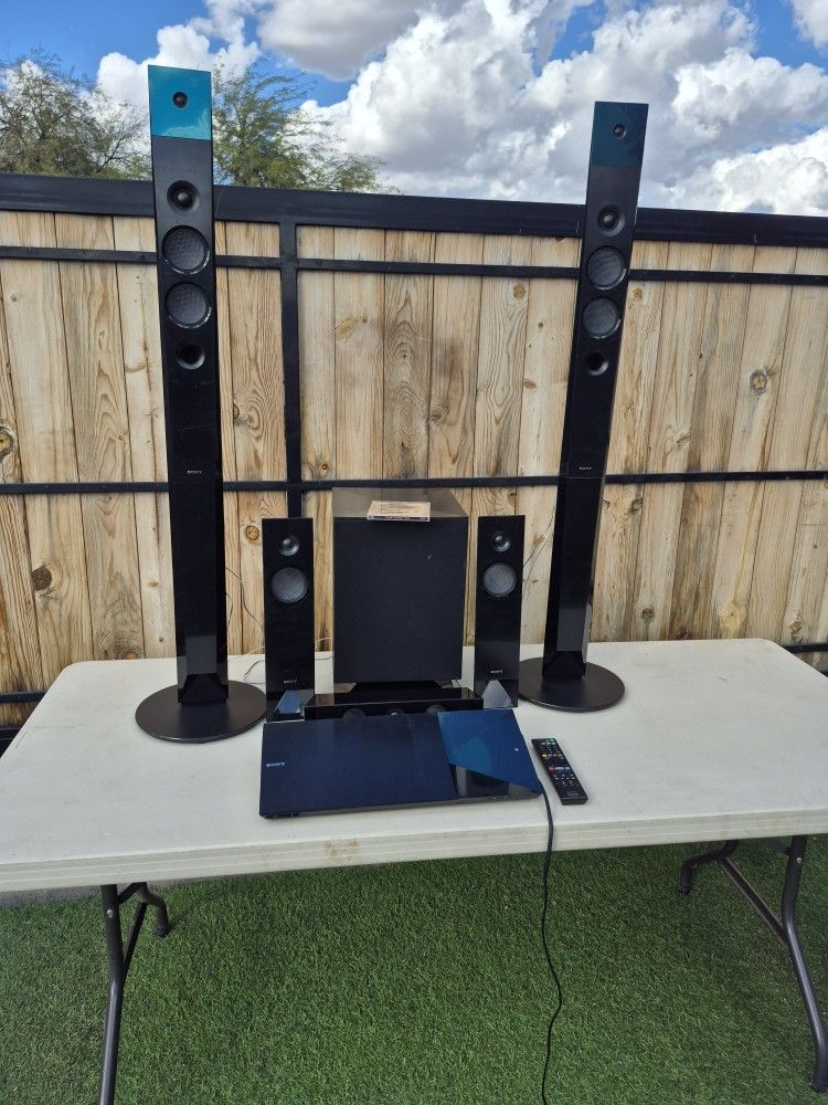 SONY HOME THEATER, DVD , BLU-RAY// MODEL. HBD-N8100W, With Remote Control IN GOOD CONDITION// PLEASE SEE ALL THE PICTURES FOR DETAILS