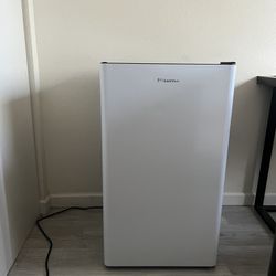 Hisense mini fridge (White) 200$ (OBO)