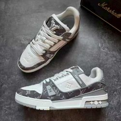 Louis Vuitton trainer in gray and white
