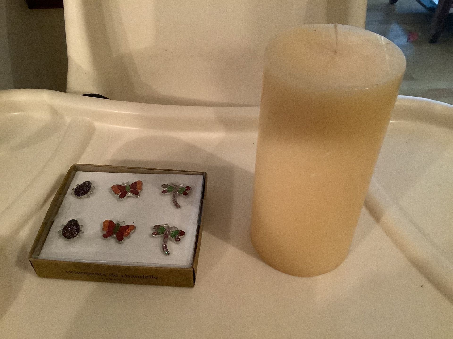 Pillar Candle With A Set Of 6 Jewelry Pieces To Decorate Candle