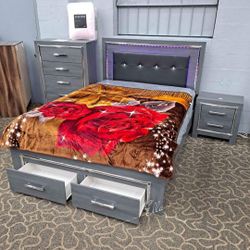 Lodanna Gray King Panel Storage Bed With Mirrored Dresser And Nightstand

Ashley Furniture