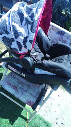 Black and pink Graco snugride car seat