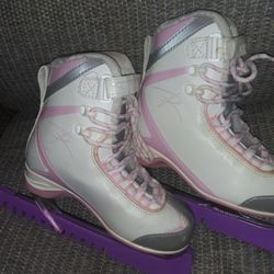 Riedell White Pink Ice Skates Figure Skates Size 1

Not the pretties but in good serviceable condition!

**Bundle and save with combined shipping**


