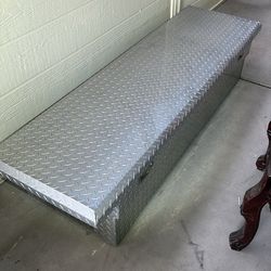 Toolbox for long bed
