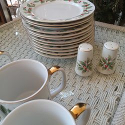 Holly Dessert Plates & Acces $40.