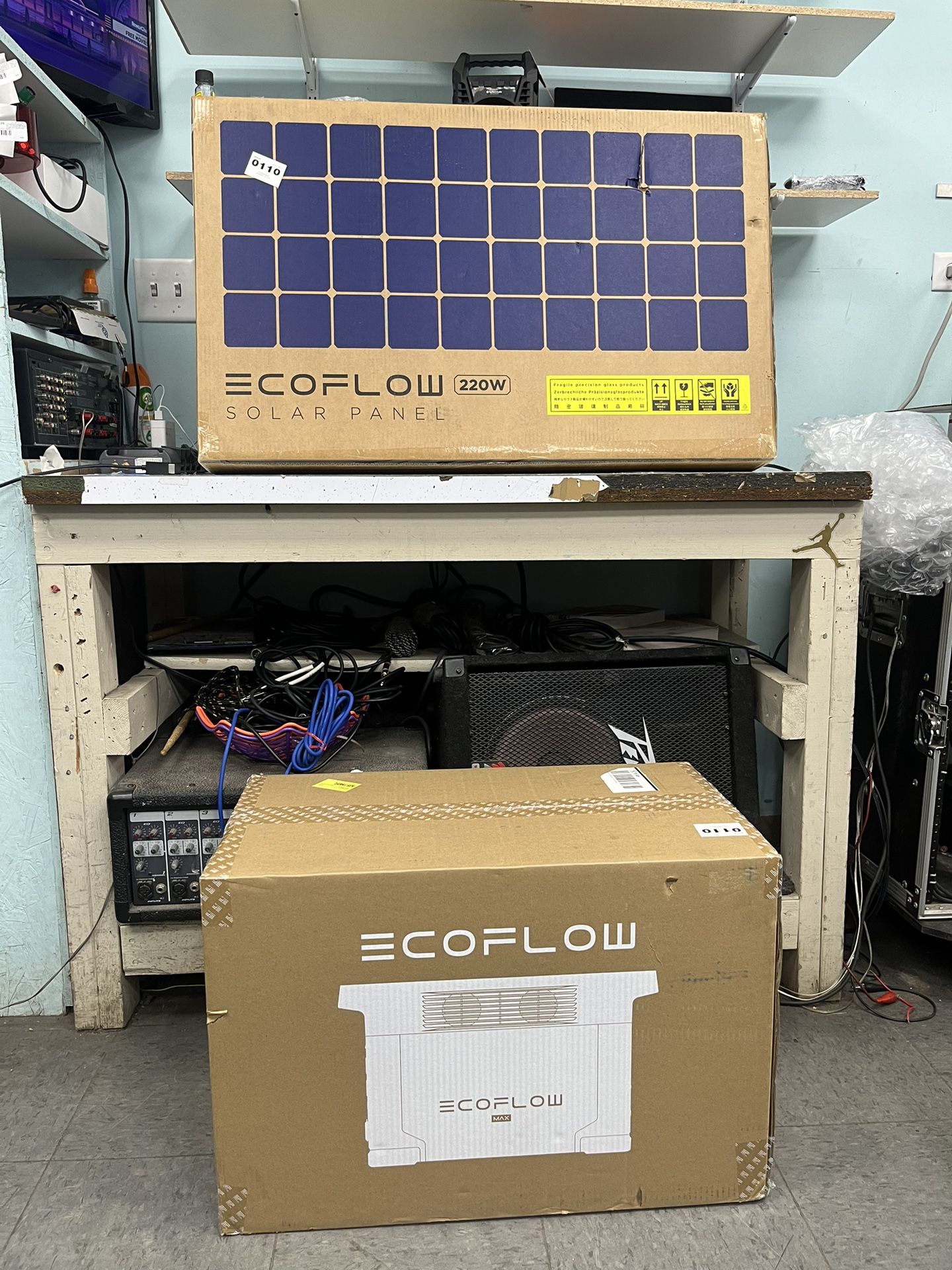 Ecoflow Delta Max (2000w) Generator W/ Solar Charger UNOPENED 