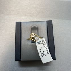 18kt Gold & Diamond Ladies Ring Available On Special Sale 