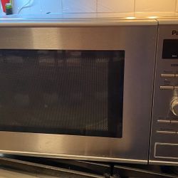 Panasonic Microwave Oven NN-SD372S Stainless Steel Countertop/Built-In with Inverter Technology and Genius Sensor, 0.8 Cu. Ft, 950W