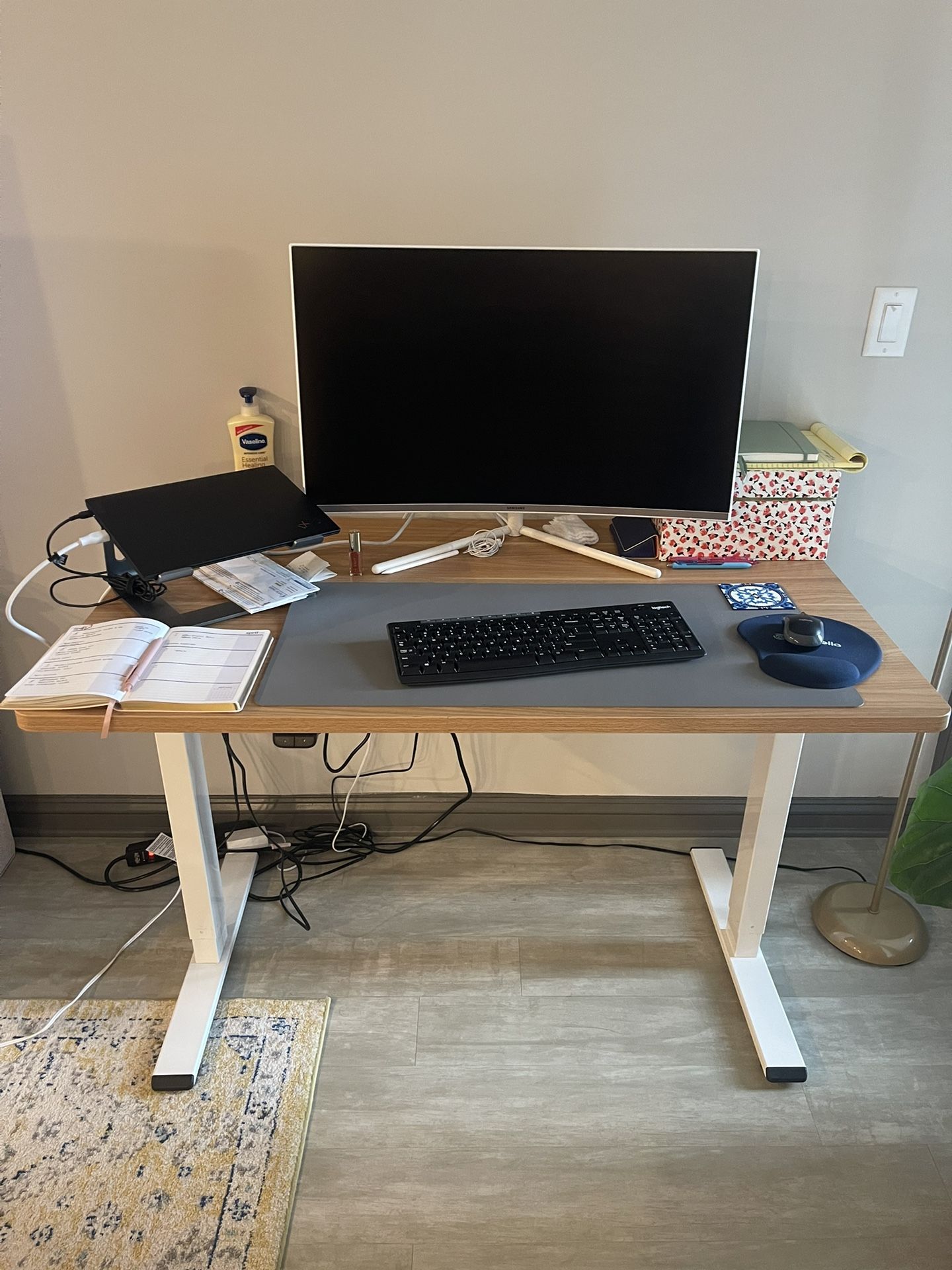 Light Wood Automatic Standing Desk