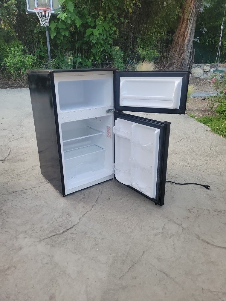 Magic Chef Mini Fridge for Sale in Claremont, CA OfferUp