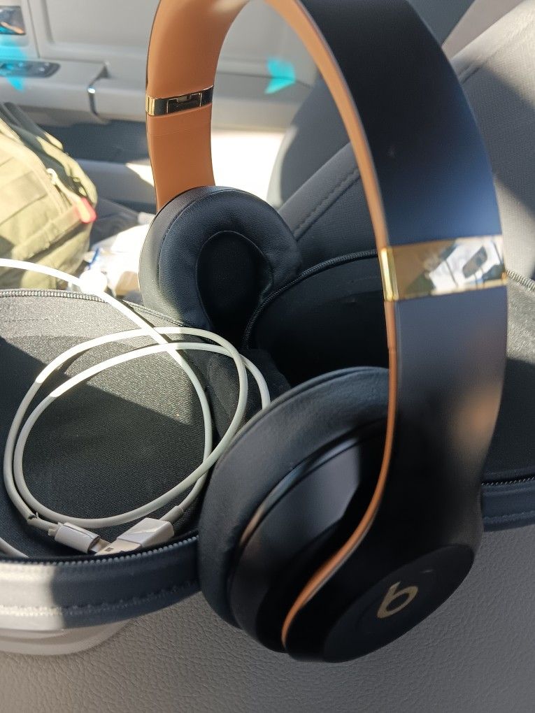 Beats Wireless Head Phones 2 Pair