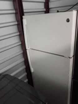 G.E Top Freezer Refrigerator