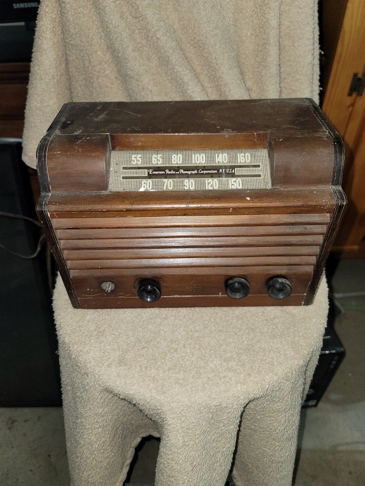 Emerson Model 550 Radio