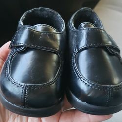 Black dress shoes size 4 in baby