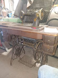 For sale vintage singer sewing machine diferent years.