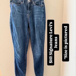 $10| Signature Levi’s Jeans| Size is pictured