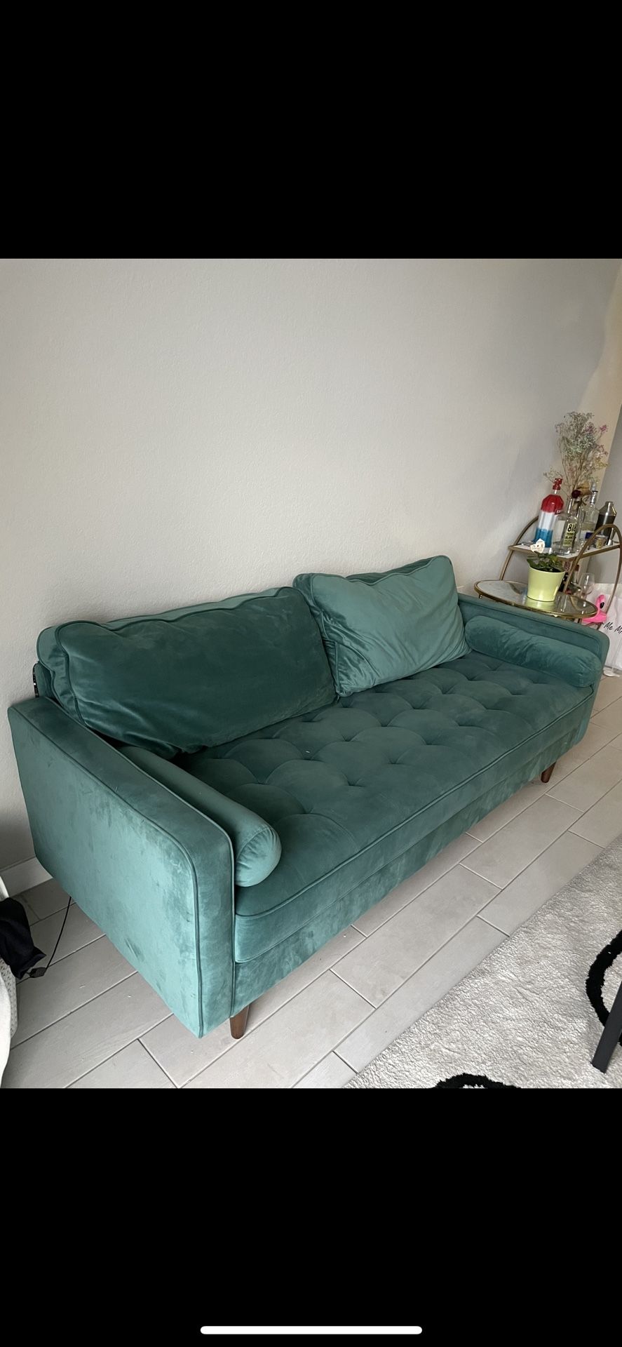 Emerald Green Couch for Sale in Miami, FL OfferUp
