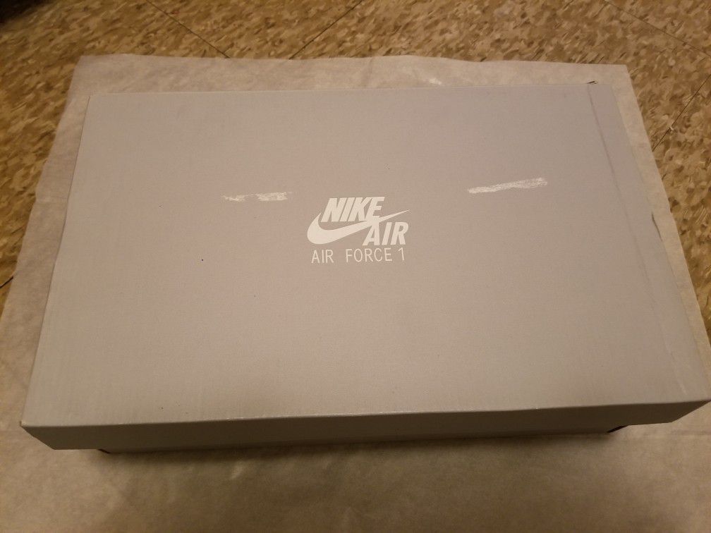 NEW IN BOX, NIKE AIR FORCE (1) SIZE (7) FOR MEN