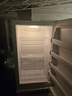 Refrigerator fridge - Fridgidaire large stand up 16.6 cb ft