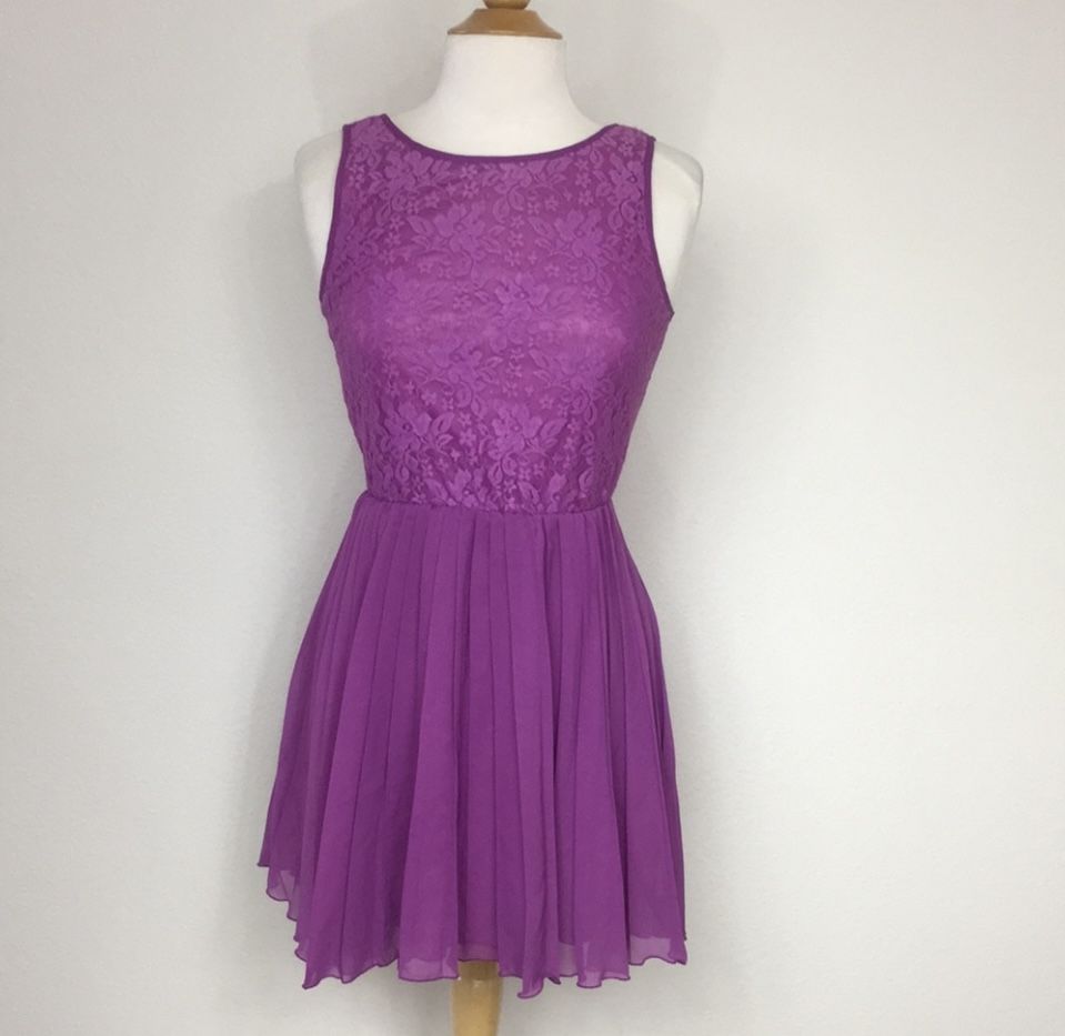 Forever 21 Magenta Lace Pleated Mini Dress Size Small