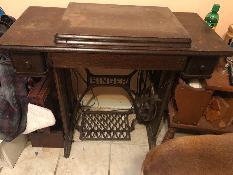 Singer Sewing Machine Antique 
