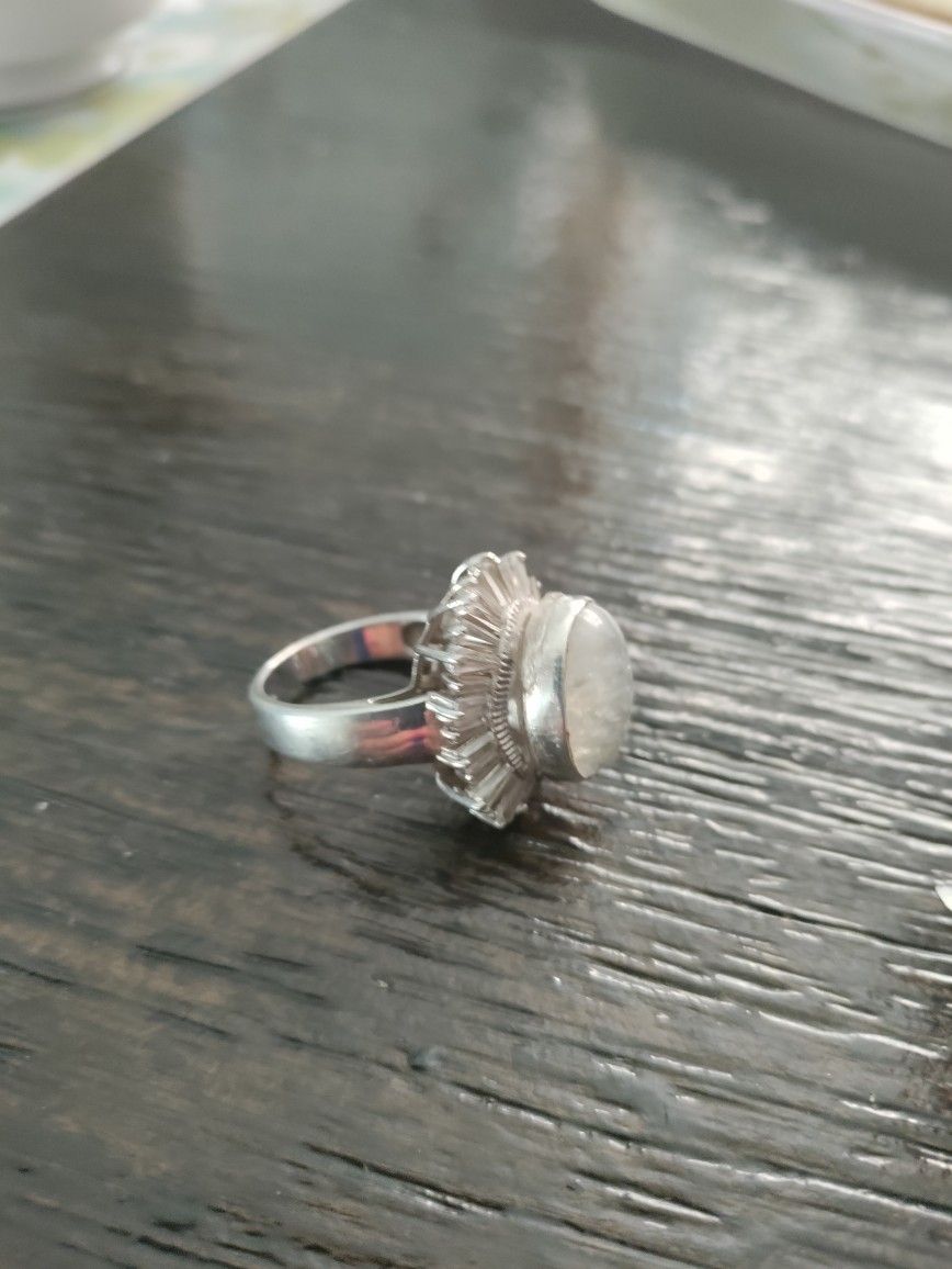 Beautiful Moonstone Silver Ring Size 7