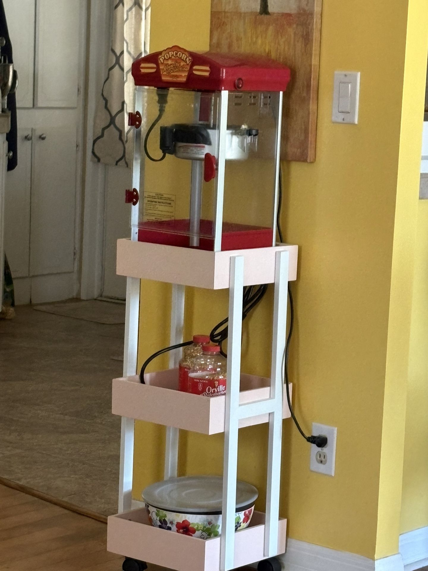 Pop Corn Machine With Table $pop50.00