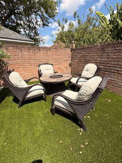 Backyard furniture (set of 5). Juego de sillas para patio (5 piezas)