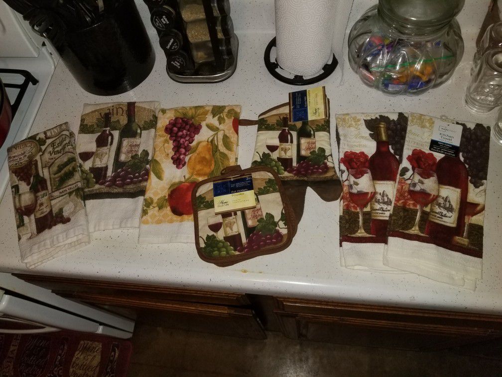 Wine Kitchen towels and pot holders