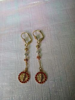 Arete de rosario con imagen de la virgen de Guadalupe, en Chapa de Oro