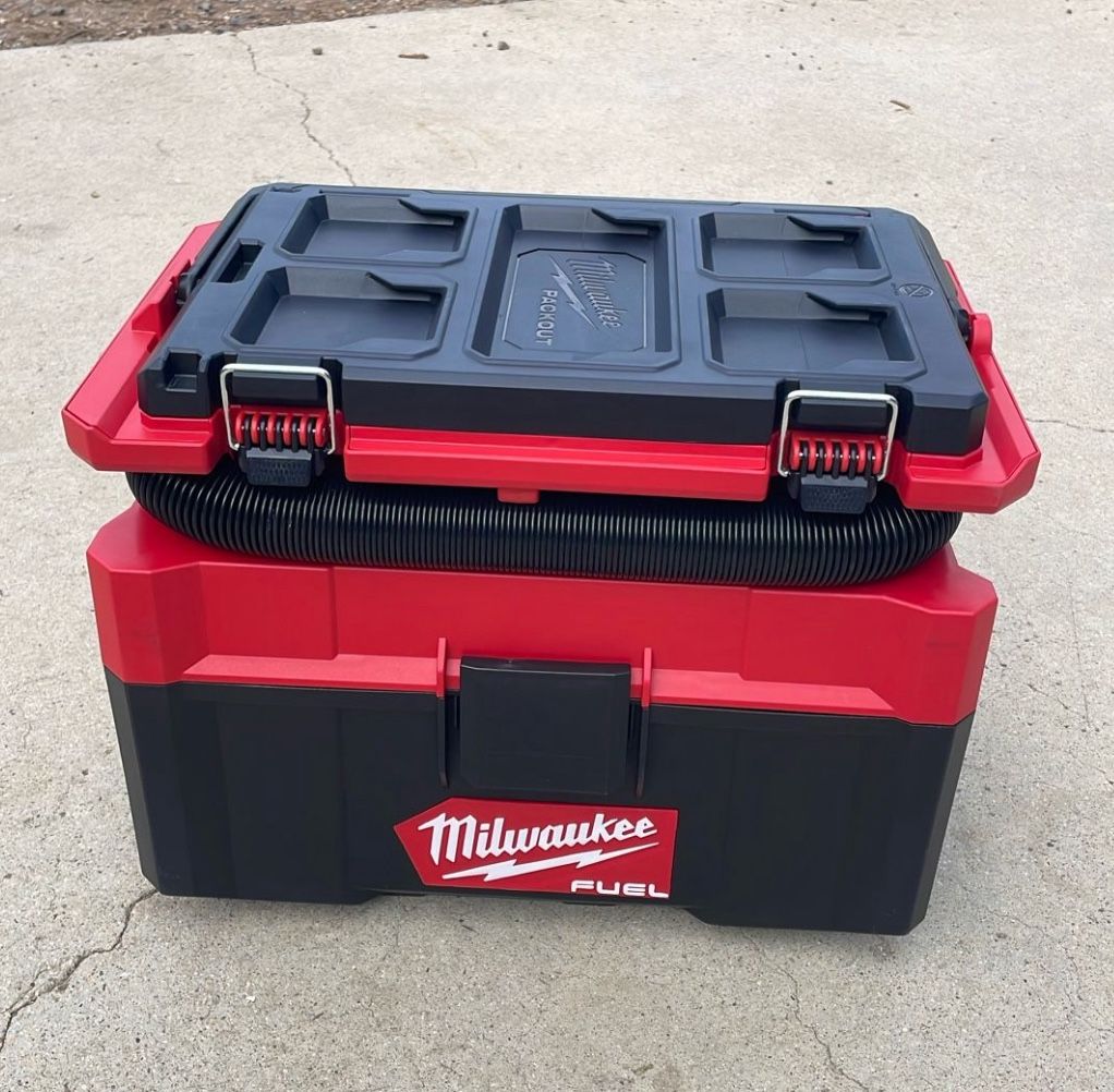 Milwaukee M18 FUEL PACKOUT 18-Volt Lithium-Ion Cordless 2.5 Gal. Wet/Dry Vacuum (Vacuum-Only)
