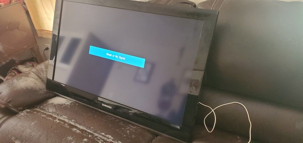 Tv 40 Inch Samsung & Hats For Sale