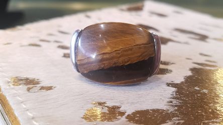 A STERLING SILVER NATURAL TIGERS EYE STONE RING