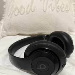 Beats Studio pro with case 