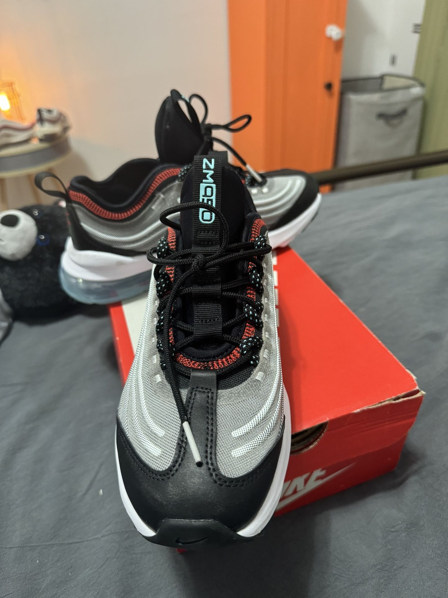 NIKE ZM 950 SIZE 5 YOUTH