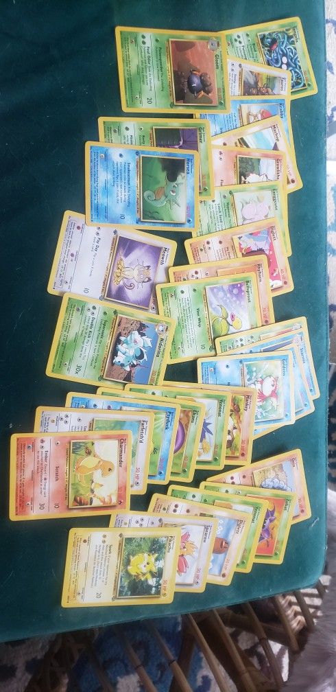 30 Pokemom Cards 1999
