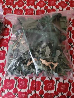 Vintage Assorted Plastic Green Army Men 