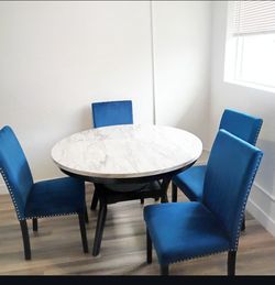 4 chairs and table