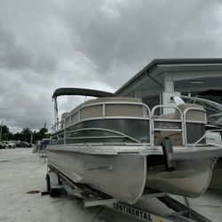 2018 Tritoon Tracker 22'  DLX Fisherman  2018 150 V6 Mercury 4 Stroke