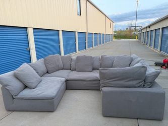 DELIVERY AVAILABLE 🚛🚛🚛 Super nice 5 piece cloud modular sectional